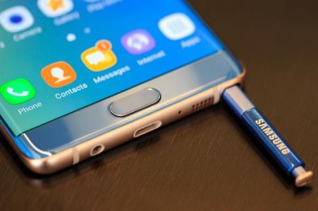 Sơ tán một chuyến bay do điện thoại Samsung Galaxy Note 7 bốc khói
