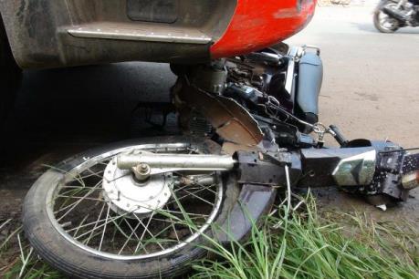 Đi ngược chiều, bị xe tải cán tử vong