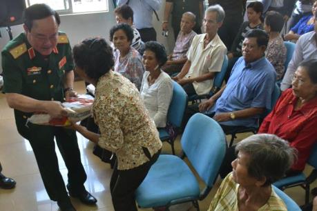 Bác sỹ Việt Nam khám, mổ mắt từ thiện cho người dân Campuchia