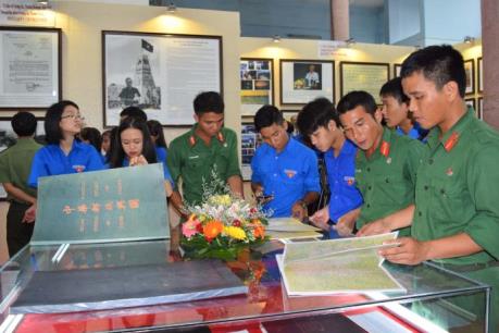 Trưng bày triển lãm tư liệu "Hoàng Sa, Trường Sa của Việt Nam" tại Kon Tum