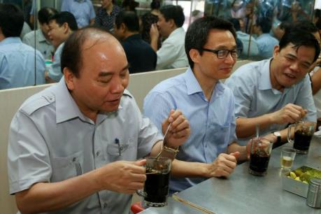 Thủ tướng Nguyễn Xuân Phúc làm “thực khách” quán ăn đường phố tại Thành phố Hồ Chí Minh