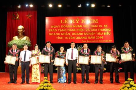 Trao tặng danh hiệu và giải thưởng doanh nhân, doanh nghiệp tiêu biểu