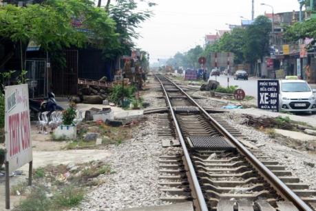 Nam Định: Băng qua đường sắt, lái xe ôm bị tàu hỏa đâm tử vong