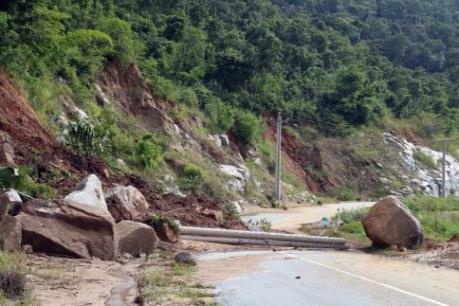 Sạt lở núi, gây chia cắt giao thông xã miền núi vùng cao Phước Bình (Ninh Thuận)