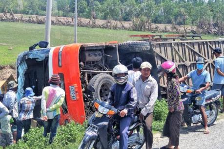 Lật xe tải chở công nhân ở Campuchia, hơn 50 người bị thương