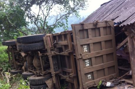 Xe tải lật đè vào nhà dân, 3 người may mắn thoát chết
