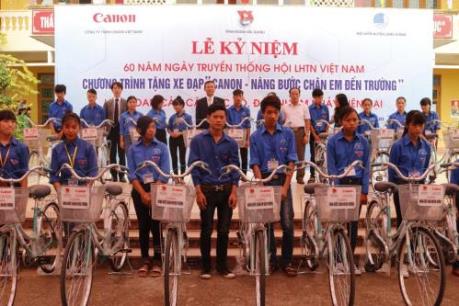 Canon tiếp tục tặng xe đạp cho học sinh hai tỉnh Bắc Ninh và Bắc Giang