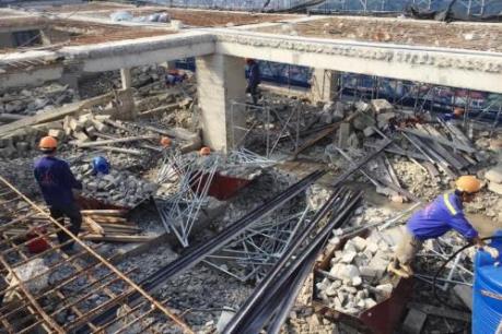 Đã phá dỡ và cắt khúc xong cơ bản dầm, sàn bê tông tầng 19 toà nhà 8B Lê Trực