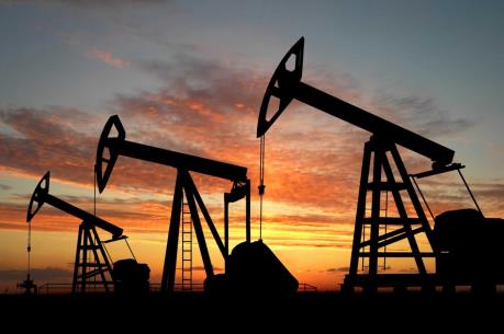 Giá dầu giảm từ mức cao nhất trong vòng một năm qua