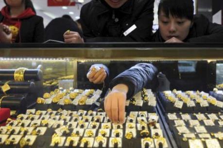 Giá vàng châu Á ngày 12/10 đi lên nhờ USD yếu