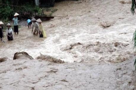Xót xa một nữ sinh bị nước lũ cuốn trôi
