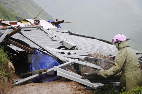 Ảnh hưởng áp thấp nhiệt đới: Lốc xoáy làm tốc mái và sập đổ hoàn toàn gần 100 nhà dân