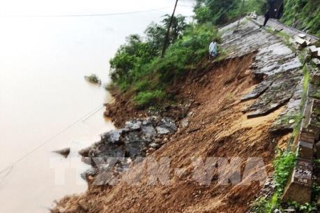 Sạt lở tại 9 vị trí trên địa bàn Quảng Bình, đường sắt Bắc - Nam ngưng trệ