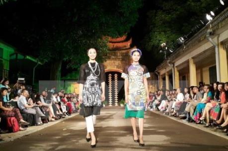 Festival áo dài Hà Nội năm 2016 thu hút nhiều người dân và du khách