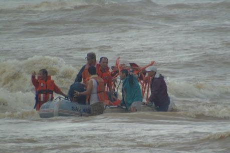 Cứu nạn thành công 4 thuyền viên bị mắc kẹt do ảnh hưởng hoàn lưu bão số 6