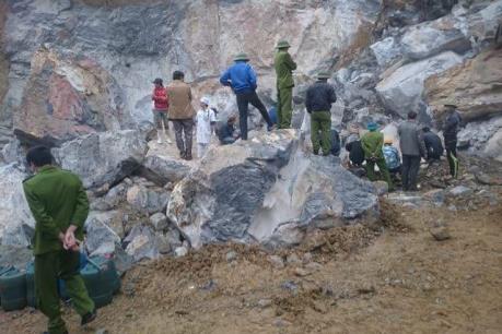 Nghệ An: Sập mỏ đá 4 người thương vong