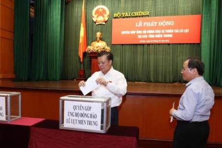 Ngành nông nghiệp, tài chính ủng hộ đồng bào các tỉnh miền Trung bị thiệt hại do lũ lụt