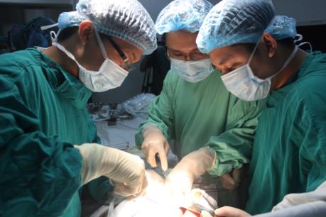 Áp dụng thành công phương pháp phẫu thuật nội soi lấy sỏi thận qua da