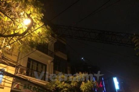 Cần cẩu bất ngờ đổ sập vào nhà dân trên phố Thụy Khuê, Hà Nội