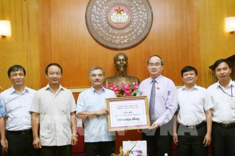 Chủ tịch Ủy ban Trung ương MTTQ Việt Nam tiếp nhận ủng hộ đồng bào miền Trung