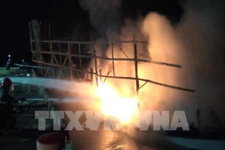 Quảng Nam: Hỏa hoạn thiêu rụi tàu câu mực công suất lớn
