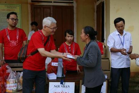Canon trao quà cứu trợ 600 hộ dân vùng lũ miền Trung
