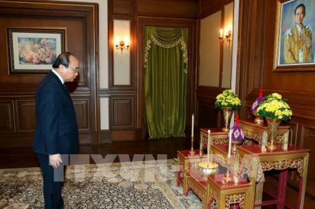 Thủ tướng Chính phủ Nguyễn Xuân Phúc viếng Nhà vua Thái Lan