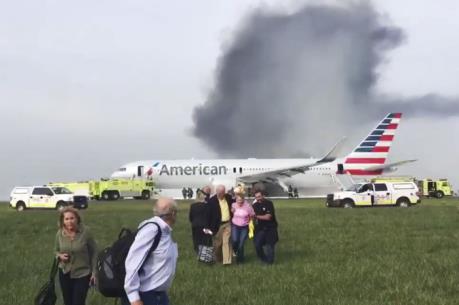 Máy bay chở 170 người bốc cháy tại Chicago