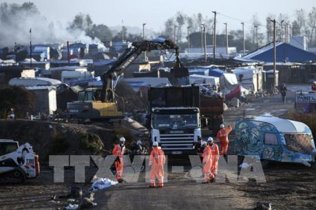 Vấn đề người di cư: Hàng nghìn người đổ về Paris sau khi lán trại tại Calais bị “xóa sổ”