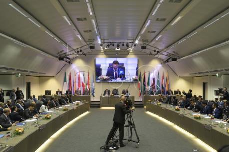 Quan chức các nước trong và ngoài OPEC họp bàn về dầu mỏ tại Vienna