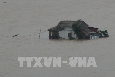 Nước lũ dâng cao, cô lập nhiều xã tại Quảng Bình