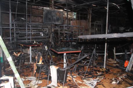 Cháy lớn tại dãy cửa hàng điện thoại, tạp hóa