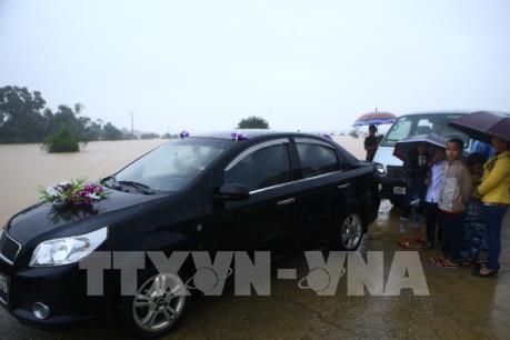 Đám cưới trong mưa lũ ở Hà Tĩnh