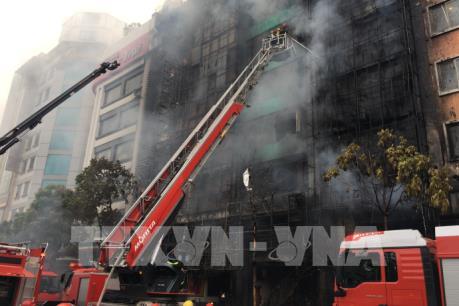 Cảnh báo cháy từ biển quảng cáo của các cơ sở kinh doanh karaoke