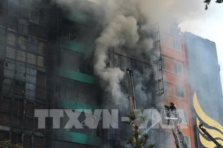 Vụ cháy lớn trên phố Trần Thái Tông: Bước đầu khống chế đám cháy