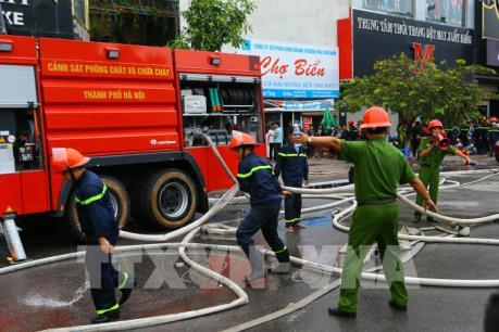 Vụ cháy lớn trên phố Trần Thái Tông: Khẩn trương tìm kiếm người mắc kẹt