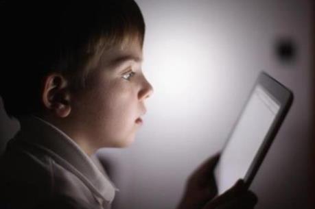 Dùng điện thoại trước khi ngủ có tác hại thế nào?