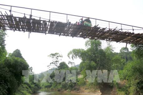 Hàng chục cầu treo ở Yên Bái xuống cấp, người dân đối mặt với nguy hiểm