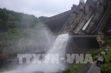 Khắc phục lưới điện các tỉnh miền Trung do mưa lũ