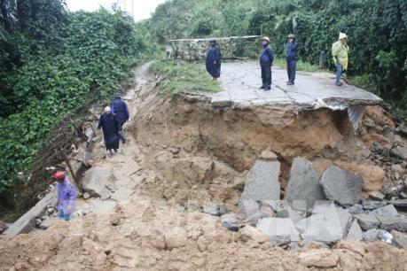 Nhiều tuyến giao thông ở Quảng Ngãi bị sạt lở do mưa lũ