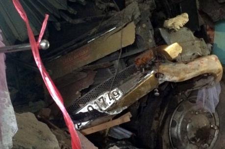 Xe đầu kéo đâm vào nhà dân khiến hai người thiệt mạng