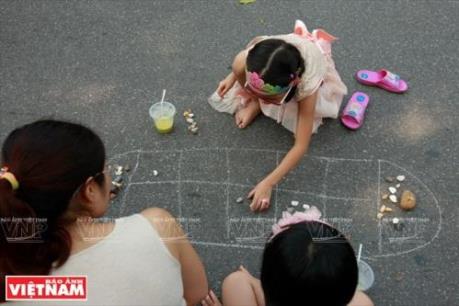 Cuối tuần lên Bờ Hồ để "cho tôi xin một vé đi tuổi thơ"