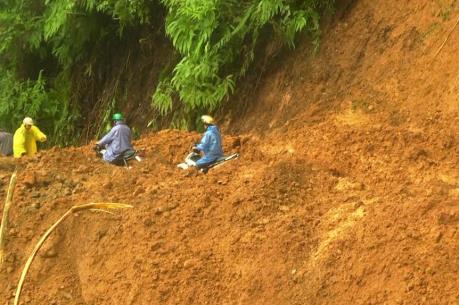 Khắc phục sạt lở, thông tuyến Quốc lộ 40B nối Quảng Nam với Tây Nguyên