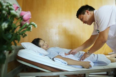 Cháu bé đầu tiên ra đời từ phương pháp thụ tinh nhân tạo tại Phú Thọ