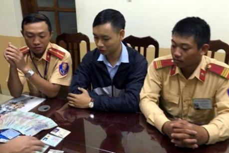 Thiếu úy CSGT trả lại 15 triệu đồng của rơi