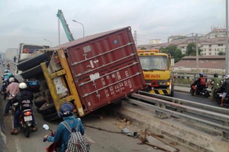 Container lật ngang đường gây ùn tắc cục bộ cửa ngõ phía Đông TP.HCM