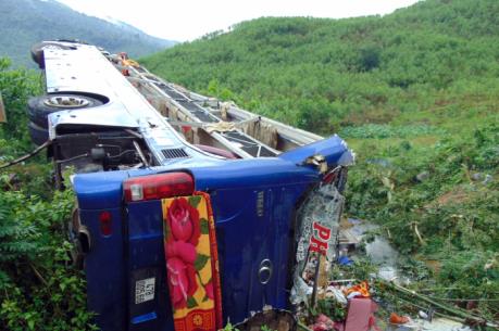 Xe khách giường nằm lật ngửa làm 2 người chết, 14 người bị thương