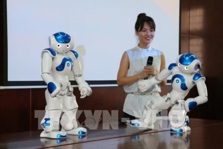 Trường đại học đầu tiên mua robot phục vụ giảng dạy và nghiên cứu