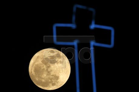 Những hình ảnh mới nhất về hiện tượng "Siêu Trăng" tại châu Á