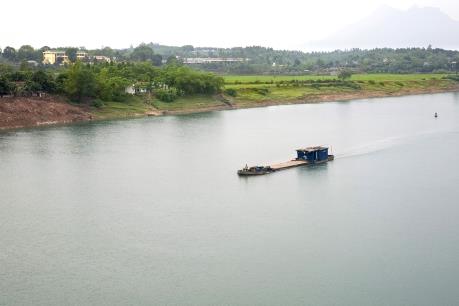 Hà Nội: Xác minh thông tin đổ hợp chất nghi là chất thải xuống sông Hồng